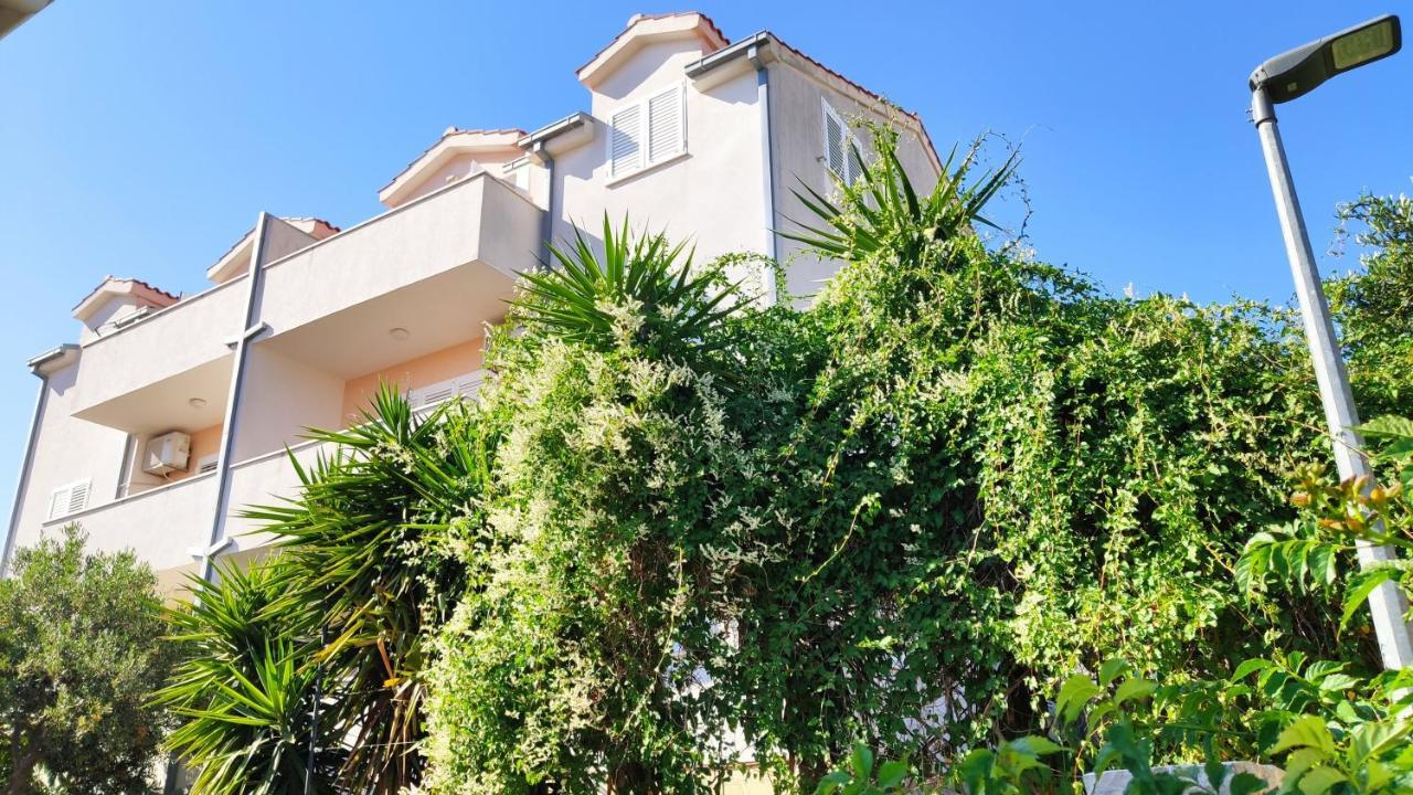 Apartments Mazuran ฮวาร์ ภายนอก รูปภาพ