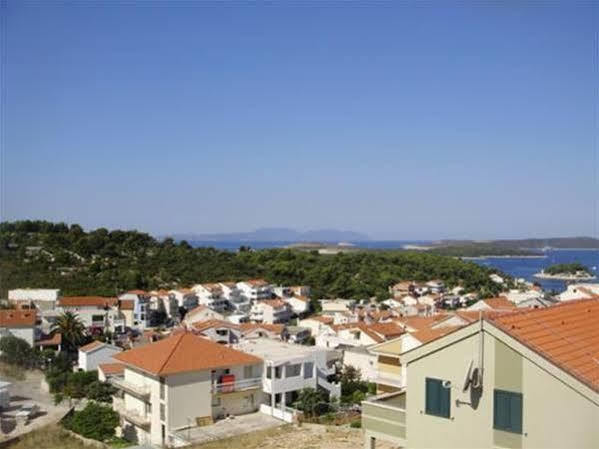 Apartments Mazuran ฮวาร์ ภายนอก รูปภาพ