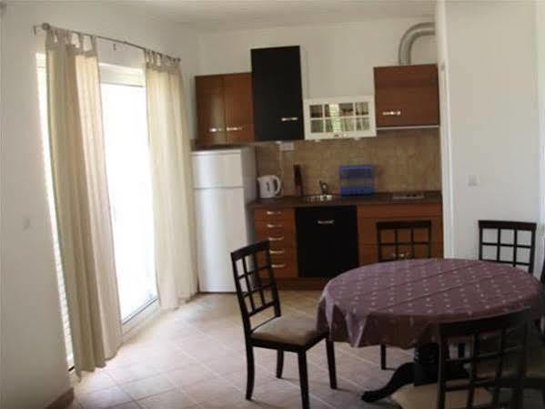 Apartments Mazuran ฮวาร์ ภายนอก รูปภาพ
