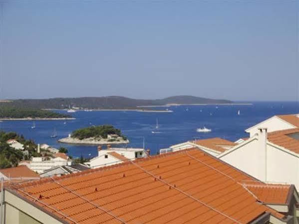 Apartments Mazuran ฮวาร์ ภายนอก รูปภาพ